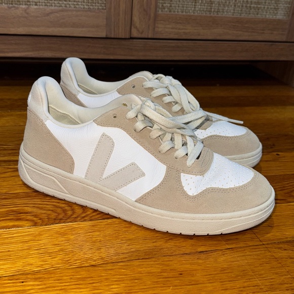 Veja V-10 Neutral Beige Sneakers Size 8 / EUR 39